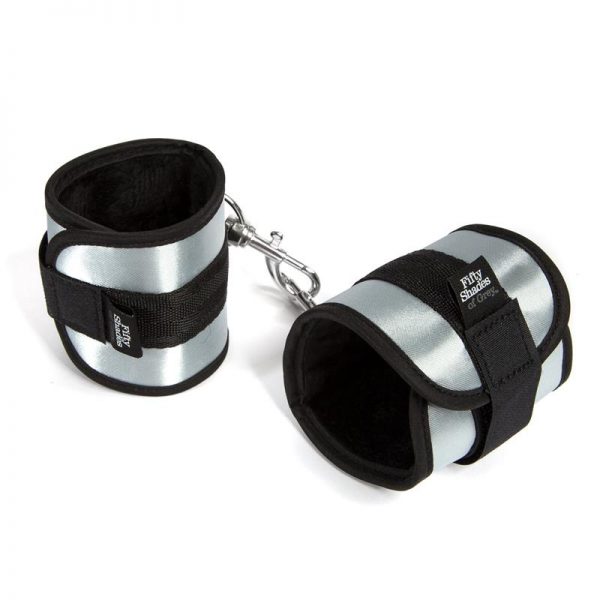Fifty Shades of Grey Totally His Soft Esposas marca FIFTY SHADES OF GREY