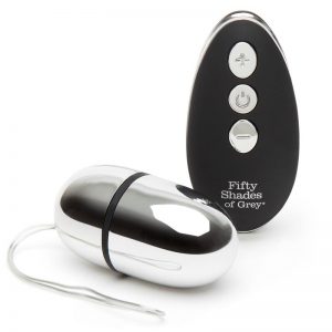 Relentless Vibrations Huevo Vibrador con Control Remoto USB diseñado por la marca FIFTY SHADES OF GREY