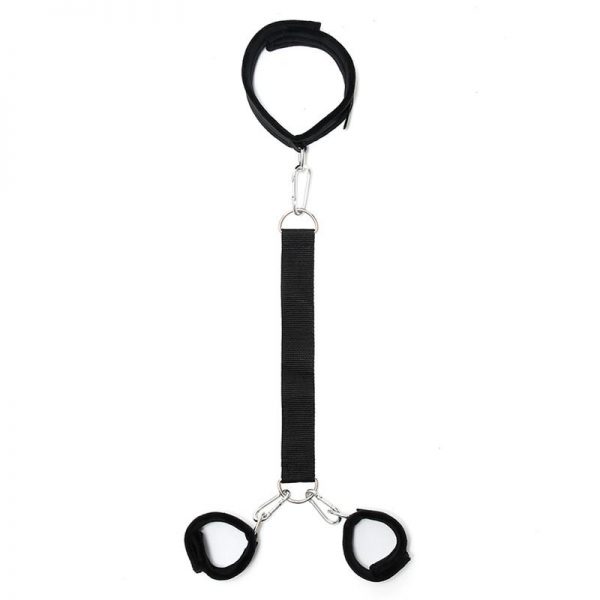 Collar con Esposas Ajustables  Negro marca BONDAGE PLAY